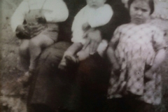 Apolonia Salvador y nietos