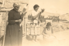 Tia Daria con Sara hilando