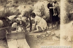 Lavando,_de_pie_Asuncion