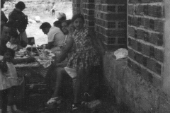 Comiendo en la bodega