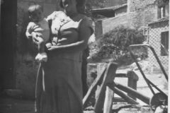 Juan y la abuela en la calle Patillo