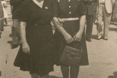 Apolonia Rodríguez Llorente y amiga