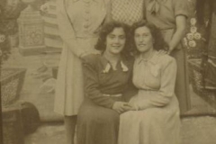 tia julia y amigas.arriba pajara,-,melli y abajo- y tia